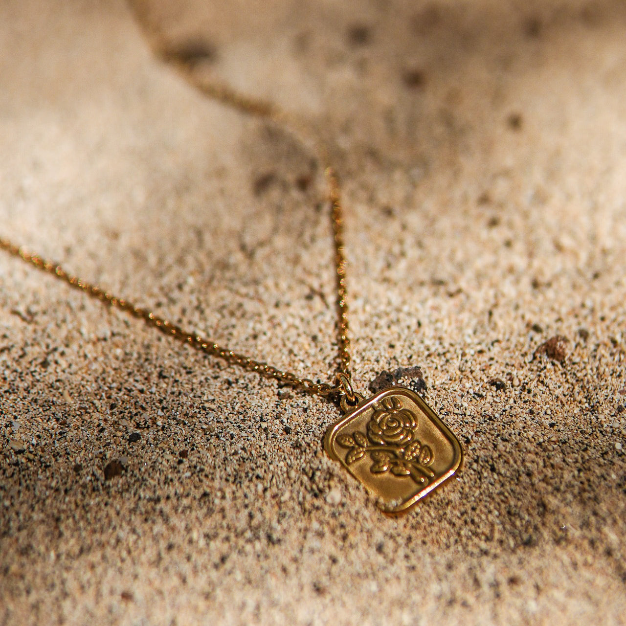 my golden girl colar dourado na praia
