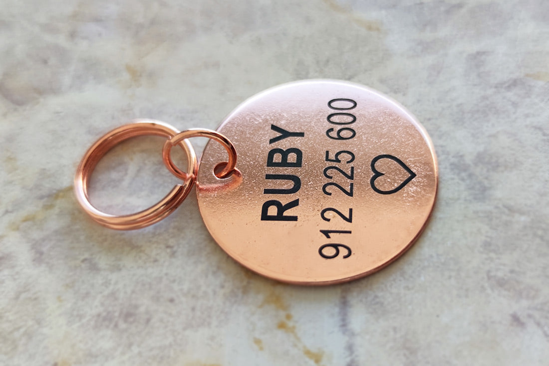 A Medalha de Identificação Goldy em forma redonda, rode gold, oferece segurança e classe ao seu animal de estimação. Com texto personalizável, opção para gravar em ambos os lados da placa e gravação laser duradoura, esta chapa é ideal para cães. Feita com aço inox , é anti-ferrugem, resistente e anti-oxidável.
