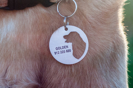 A medalha de identificação BFF, com recorte de cabeça de cão, garante a segurança do seu animal de estimação. Texto personalizável (nome e número). Opção para gravar nos 2 lados da placa. Gravação a laser (dura para sempre). Chapa anti-ferrugem (resistente, anti-oxidável). Aço inox escovado. Feita em Portugal
