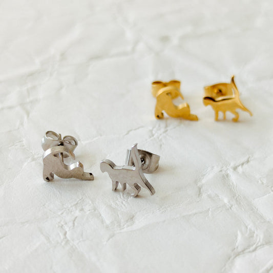Brincos studs Kitty