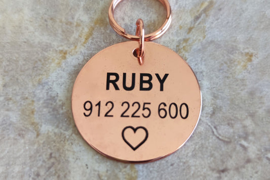 A Medalha de Identificação Goldy em forma redonda, rode gold, oferece segurança e classe ao seu animal de estimação. Com texto personalizável, opção para gravar em ambos os lados da placa e gravação laser duradoura, esta chapa é ideal para cães. Feita com aço inox , é anti-ferrugem, resistente e anti-oxidável.