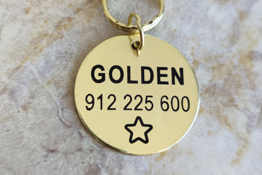 A Medalha de Identificação Goldy em forma dredonda e dourada oferece segurança e classe ao seu animal de estimação. Com texto personalizável, opção para gravar em ambos os lados da placa e gravação laser duradoura, esta chapa é ideal para cães. Feita com aço inox , é anti-ferrugem, resistente e anti-oxidável.