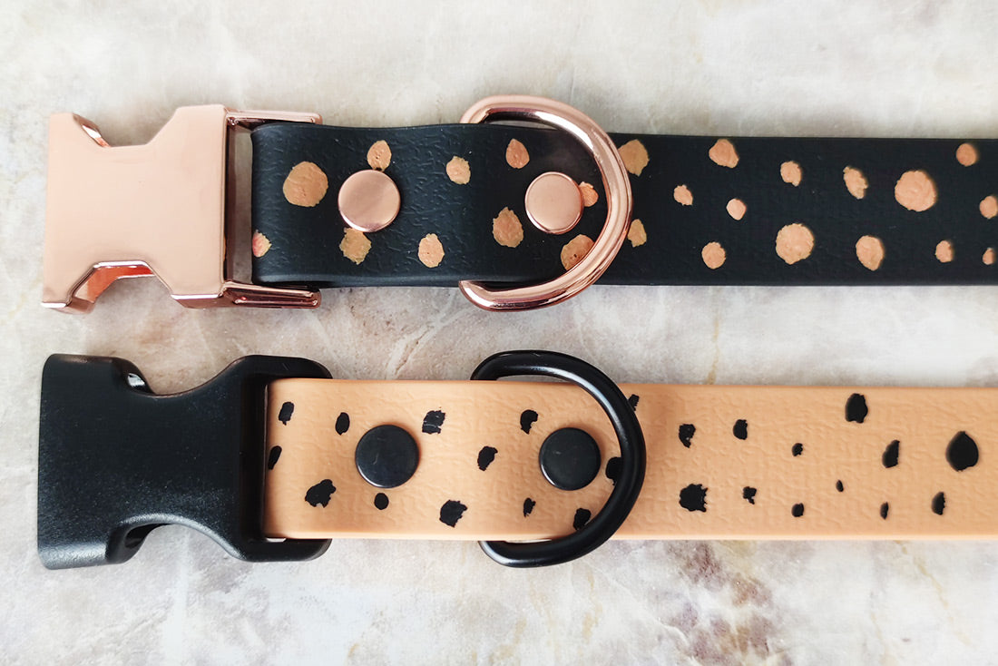 Personalize sua coleira ou trela de pele vegan com a opção Spot pintada à mão, disponível em preto ou rose gold. Cada produto é único e personalizado com cuidado. Adicione a "Personalização Spot" ao seu carrinho junto com a coleira ou trela que deseja personalizar.