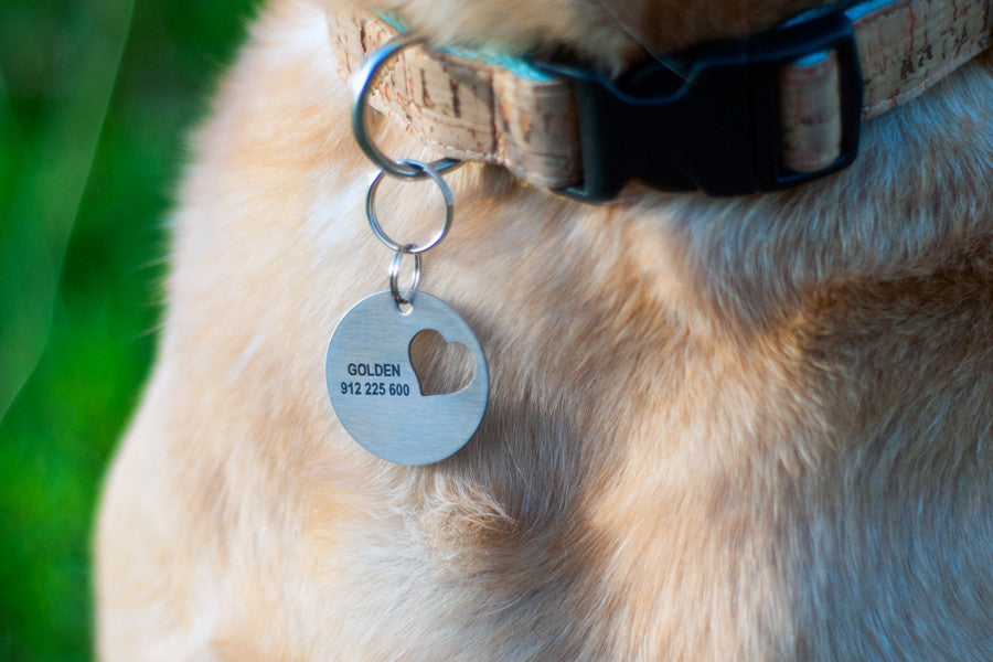 Com a medalha e colar Juliet, garante a segurança do seu animal de estimação e ganha um acessório que a liga ao seu cão. Garanta a segurança do seu amigo de quatro patas com a medalha Juliet - com gravação personalizável, opção de gravação em 2 lados, gravação a laser durável e chapa anti-ferrugem resistente. Feita com aço inox escovado, em Portugal.