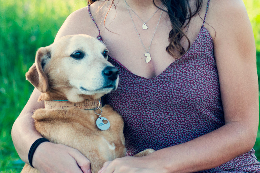 Com a medalha e colar Juliet, garante a segurança do seu animal de estimação e ganha um acessório que a liga ao seu cão. Garanta a segurança do seu amigo de quatro patas com a medalha Juliet - com gravação personalizável, opção de gravação em 2 lados, gravação a laser durável e chapa anti-ferrugem resistente. Feita com aço inox escovado, em Portugal.